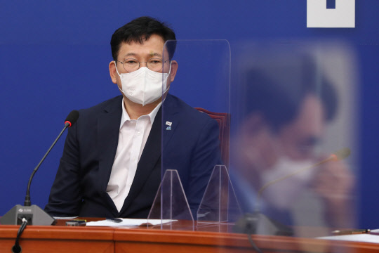 송영길 민주당 대표가 14일 국회에서 열린 최고위원회의에서 최고위원들의 발언을 듣고 있다. 연합뉴스